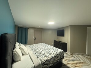Deluxe Room, 1 King Bed, Non Smoking | Iron/ironing board, free WiFi - Beauty Rest Hotel (Edison)