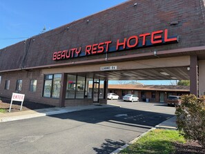 Front of property - Beauty Rest Hotel (Edison)