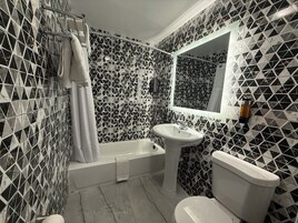 Bañera, toallas, jabón, shampoo