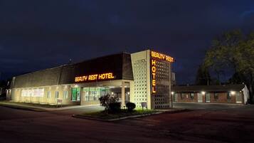 Voorkant accommodatie - avond/nacht