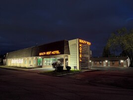 Fachada de la propiedad por la tarde o noche