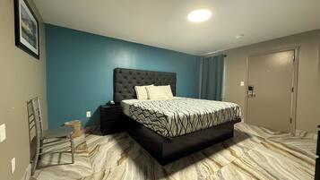 Deluxe kamer, 1 kingsize bed, niet-roken | 1 slaapkamer, een strijkplank/strijkijzer, gratis wifi