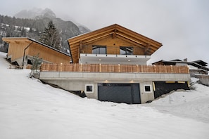 A modern wooden chalet with a ski lift, set against a snowy mountain backdrop. - Apartment 'Lodge 3' with Mountain View, Shared Terrace and Wi-Fi (Colle Isarco)