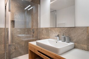 Regadera, secadora de cabello, toallas 