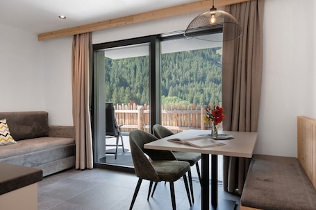 TV. Studio 'Tribulaun - Lodge 1' with Mountain View, Private Terrace and Wi-Fi