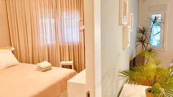 1 habitación, tabla de planchar con plancha, wifi gratis y ropa de cama