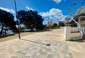 Property grounds - Holiday Home 'La Casita De La Playa' with Sea Views, Wi-Fi and Air Conditioning (Miami Platja)