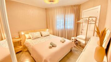 1 slaapkamer, een strijkplank/strijkijzer, gratis wifi, beddengoed