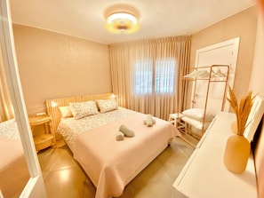Une chambre d’hôtel comprenant un lit, une table de chevet, une chaise, un miroir et une armoire.