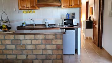 Frigorífico, microondas, placa de cocina y cafetera o tetera