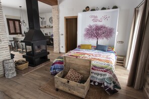 1 bedroom, iron/ironing board, free WiFi, bed sheets - Rural House 'La Cambra' with Mountain Views, Wi-Fi, and Air Conditioning (Potries)