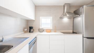 Køleskab, mikrobølgeovn, kogeplade, opvaskemaskine