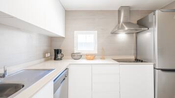 Fridge, microwave, stovetop, dishwasher