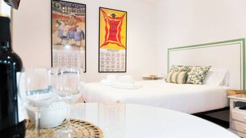 1 slaapkamer, een strijkplank/strijkijzer, gratis wifi, beddengoed