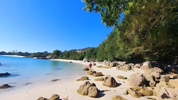 Una spiaggia nelle vicinanze