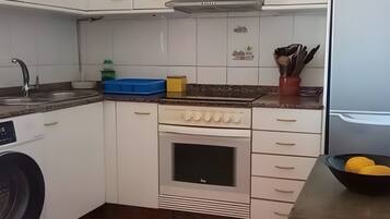 Een koelkast, een magnetron, een oven, een kookplaat