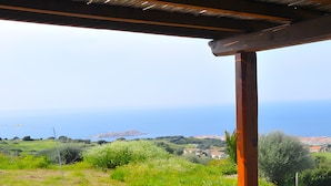 Une terrasse en pierre offrant une vue sur la mer.
