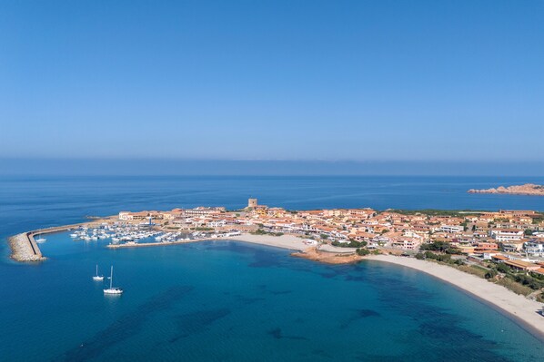 Una spiaggia nelle vicinanze