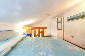 1 bedroom, bed sheets