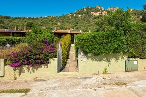 Property grounds - Holiday Home 'Claudia' with Private Terrace, Wi-Fi and Air Conditioning (Costa Rei)