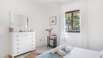 3 slaapkamers, een strijkplank/strijkijzer, gratis wifi, beddengoed