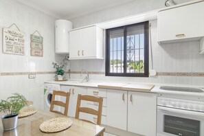 Een koelkast, een magnetron, een oven, een kookplaat