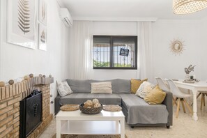 Een televisie en een open haard