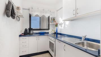 Frigorífico, horno, placa de cocina y lavavajillas