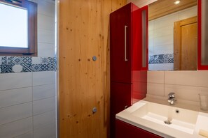 Shower, hair dryer - Chalet 'Rouge 4 Personnes' with Balcony and Wi-Fi (Darbres)