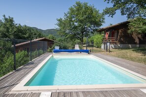 A heated pool - Chalet 'Rouge 4 Personnes' with Balcony and Wi-Fi (Darbres)