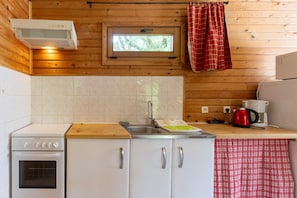 Fridge, microwave, oven, coffee/tea maker - Chalet 'Vert 4 Personnes' with Balcony and Wi-Fi (Darbres)