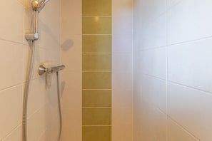 Shower, hair dryer - Chalet 'Vert 4 Personnes' with Balcony and Wi-Fi (Darbres)