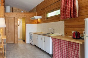 Kjøleskap, mikrobølgeovn, ovn og kaffetrakter/tekoker