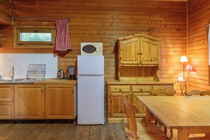 Refrigerador, microondas, horno y cafetera y tetera 