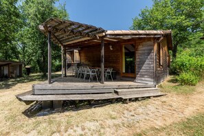 Outdoor dining - Chalet 'Blanc 8 Personnes' with Balcony and Wi-Fi (Darbres)