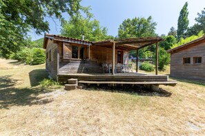 Outdoor dining - Chalet 'Blanc 8 Personnes' with Balcony and Wi-Fi (Darbres)