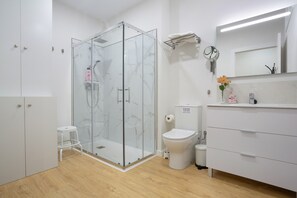 Dusche, Haartrockner, Handtücher