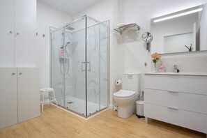 Dusche, Haartrockner, Handtücher