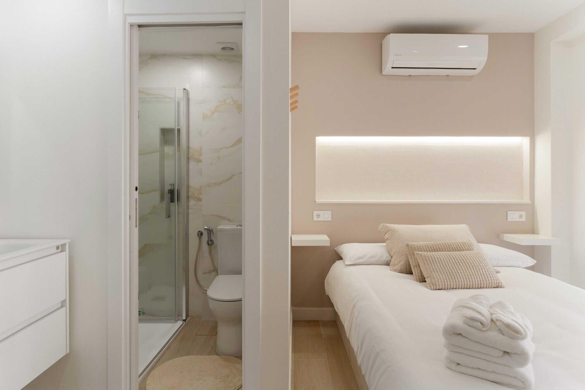 Een strijkplank/strijkijzer, gratis wifi, beddengoed