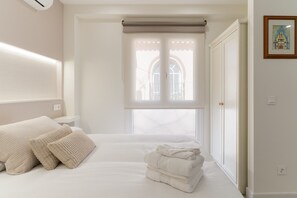Tabla de planchar con plancha, wifi gratis y ropa de cama 