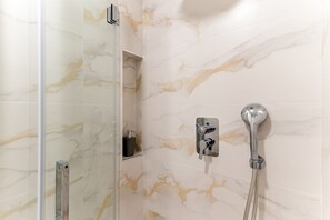 Dusche, Haartrockner, Handtücher