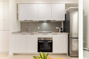 Kühlschrank, Mikrowelle, Ofen, Herdplatte