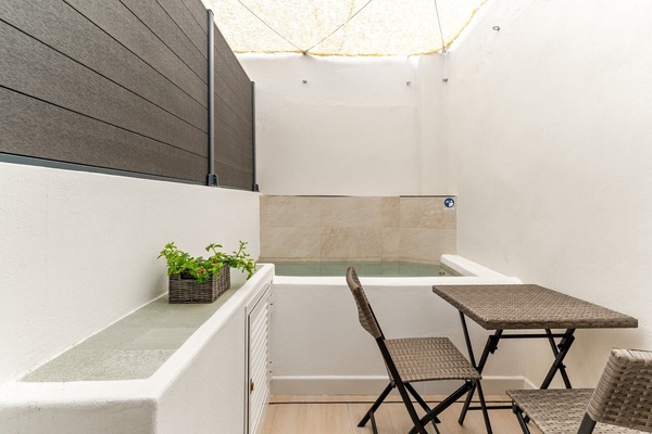 Indoor spa tub