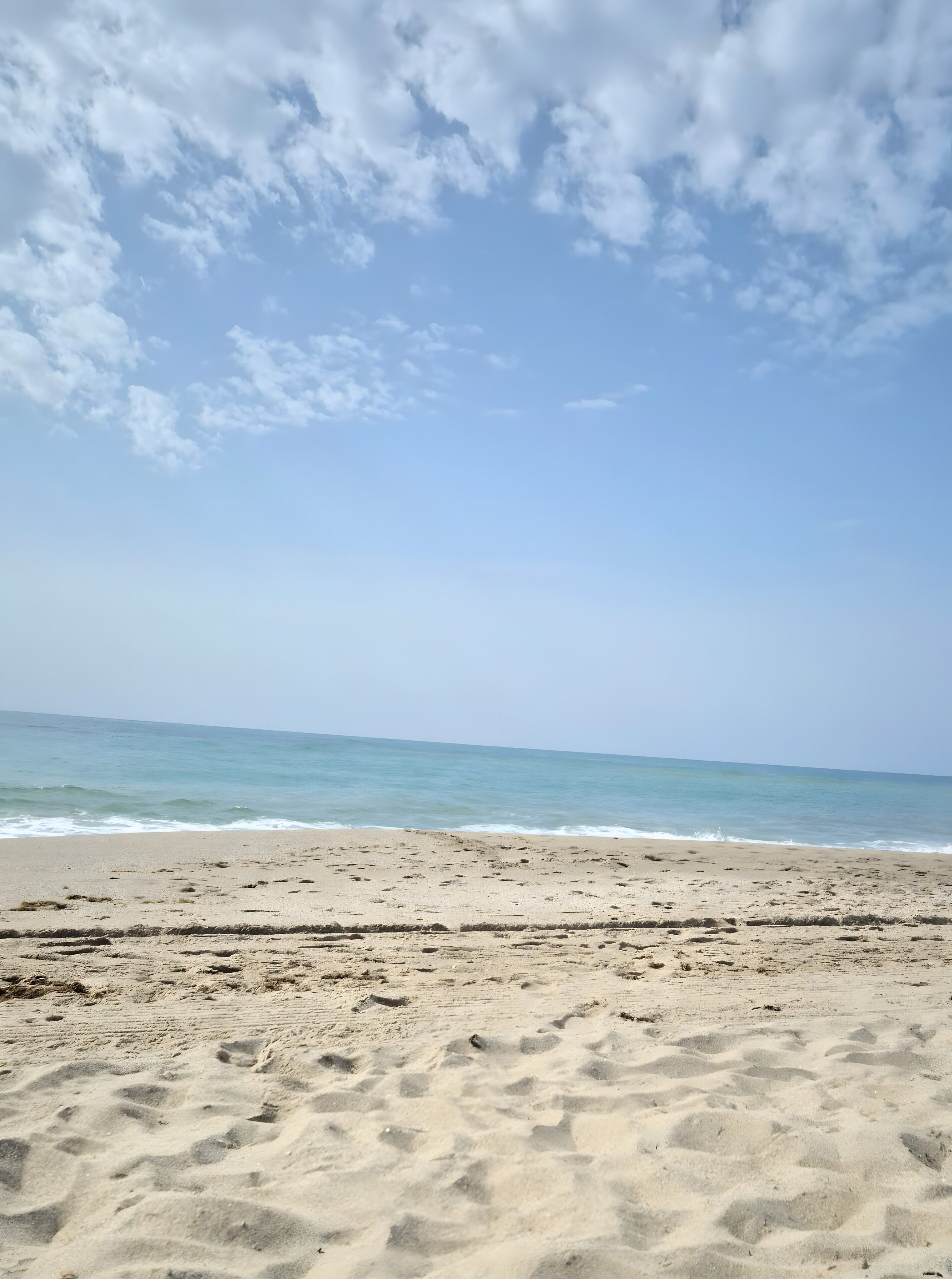Una playa con arena y el océano.
