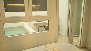 Tabla de planchar con plancha, wifi gratis y ropa de cama