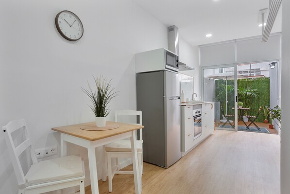 Refrigerador, microondas, horno y parrilla de estufa 