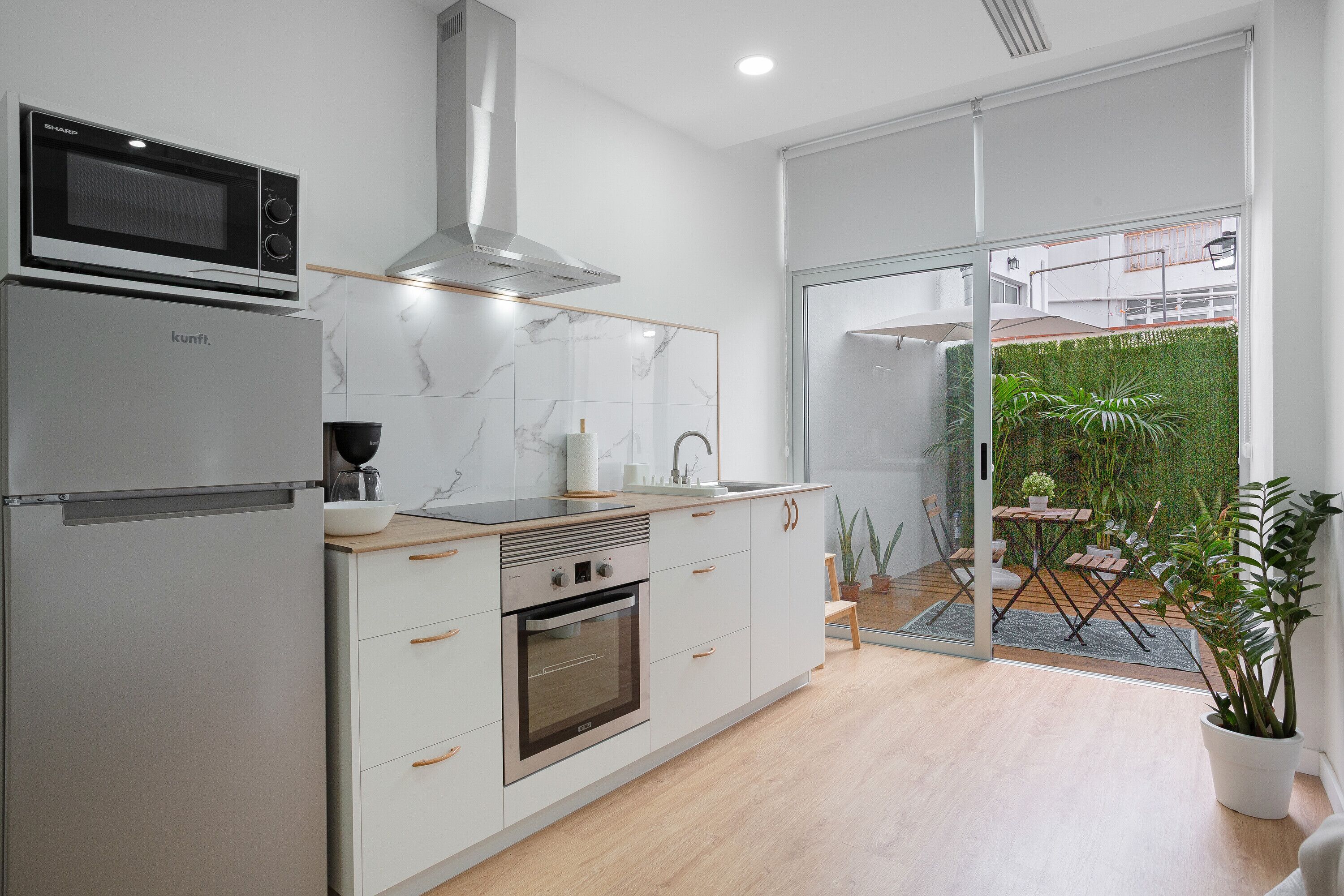 Kjøleskap, mikrobølgeovn, ovn og kokeplater