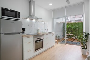 Kylskåp, mikrovågsugn, ugn och spishäll