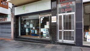 A storefront with a sign for 'MAMA TIERRA tu tienda ecológica' and another sign for 'EDIFICIO CARMEN DE ELADIA 45'. - Vacation Studio 'Estudio San Agustín 45' with Wi-Fi (Icod de los Vinos)