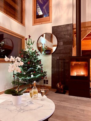 Interior - Chalet 'Chalet Face Au Mont-blanc' with Mountain View, Wi-Fi and Air Conditioning (Sallanches)